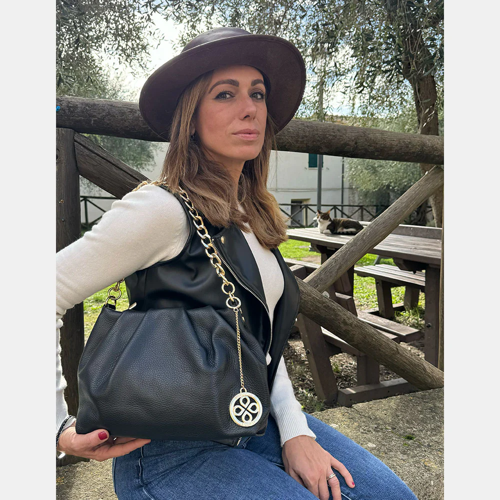 Borsa Hobo a Spalla con Catena VIAVERDI in Pelle Nera Made in Italy linea Monteriggioni - Image 2